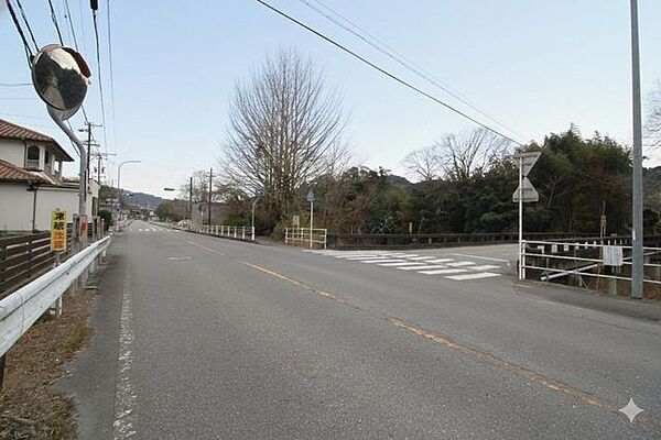 しっかりと整備された道路です。歩道もあるので安心ですね。