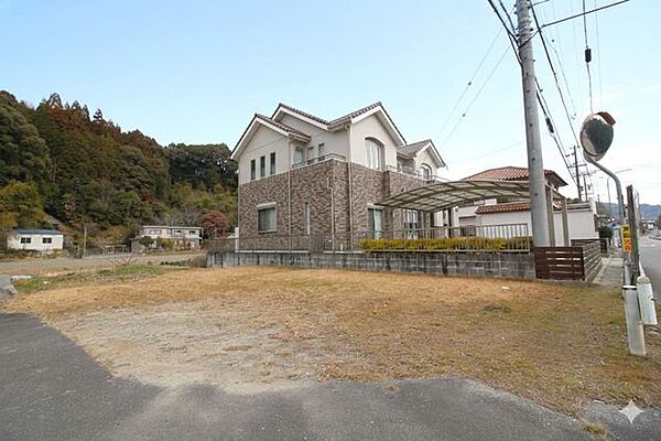 名鉄バス「茅原沢」停まで、徒歩約1分です。バスでのお出かけに便利ですね。