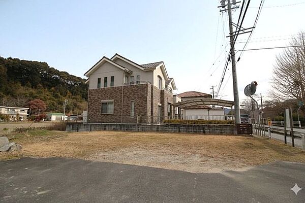 建築条件なし！お好きなハウスメーカーで建築可能です。広々としたお土地で建物プランも広がりますね。