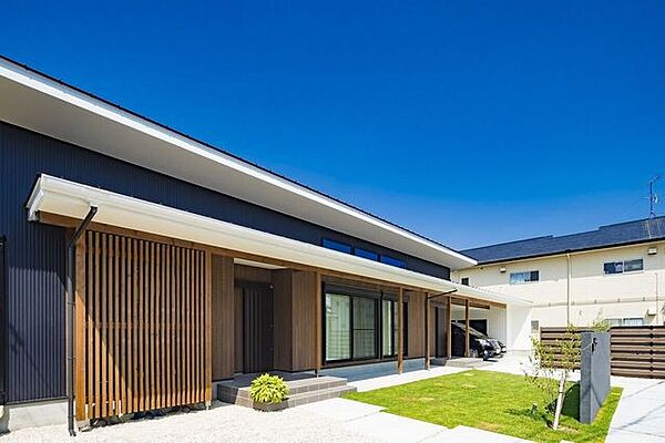 ＊施工事例＊外観外観はガルバリウムの「黒」、木の「茶」、軒天や砂利の「白」、芝生の「緑」。それぞれが調和した素敵な和モダンデザイン。