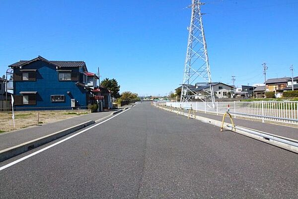 広々とした前面道路で、対向車がきてもすれ違うことが可能です。歩道も整備されているので安心ですね。