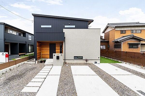 ＊施工事例＊外観「ガルバリウム×塗り壁×レッドシダー」と外壁材を分けた外観。