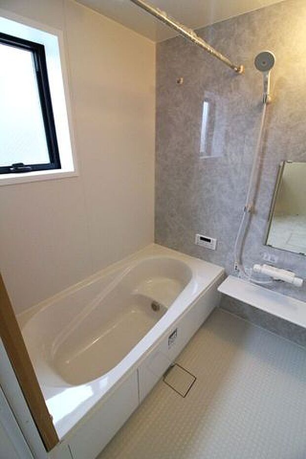 グレーのアクセントパネルで落ち着いた雰囲気の浴室に◎小窓があるので換気もバッチリ!一日の疲れをリフレッシュできそうですね◎