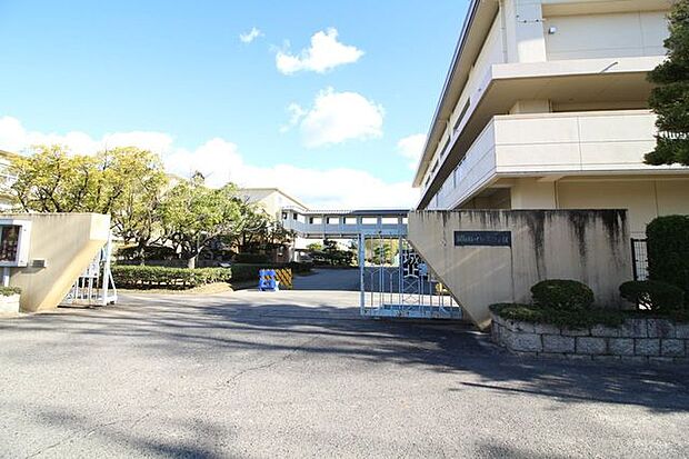 城北中学校岡崎市城北町にある公立の中学校です! 600m