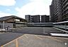 駐車場：広々とした駐車場です。平面駐車場で停めやすいですね。