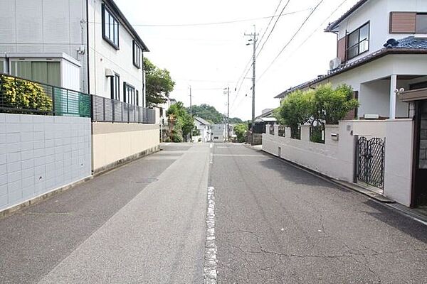 前面道路幅員約6.2ｍです。対向車がきてもすれ違うことができる広さがあるので安心ですね。