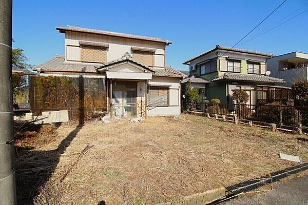 南向きで日当たり良好！広さ約84.73坪なので広々とした土地になります。小学校までは徒歩10分圏内、中学校までは徒歩15分圏内子育てもしやすい環境となります。