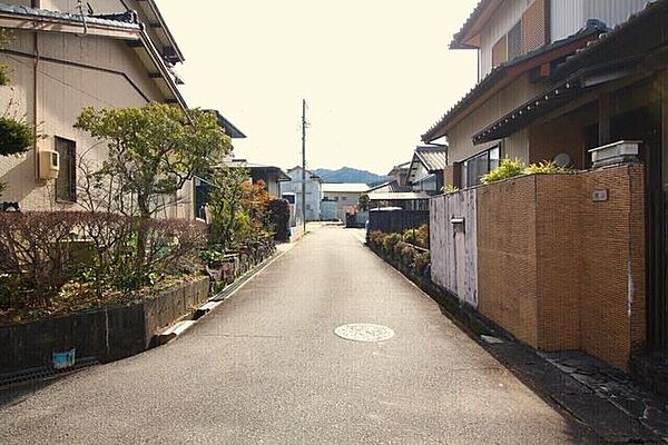 交通量も多くないので駐車がしやすい環境です。 軽自動車やコンパクトカーなど小回りの利くお車での通行が便利です。