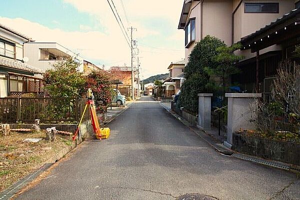 前面道路の幅は、約4メートル！間口8メートル！車通りが少ないのでゆっくりと落ち着いて駐車のできる環境です◎
