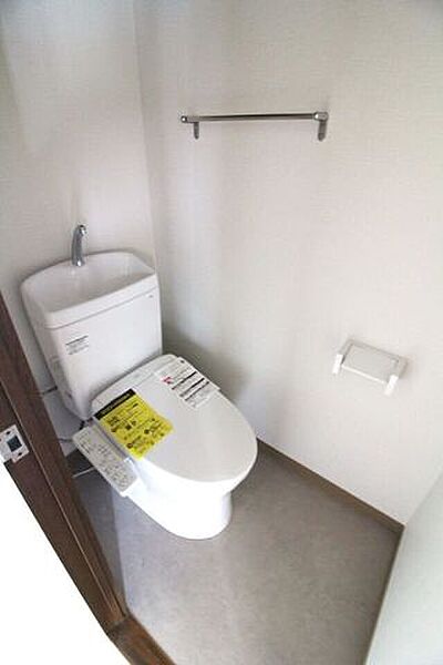 嬉しいウォシュレット付きのお手洗いとなります◎