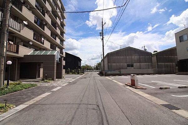 大通り沿いではないため、車通りも多くなく安心できる前面道路です。対向車がきてもすれ違える広さがございます。