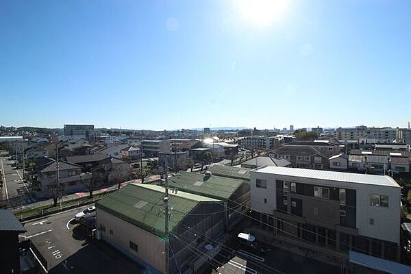 大きな空を眺めて気分転換ができそうですね！天気の良い日は日向ぼっこも出来ます！