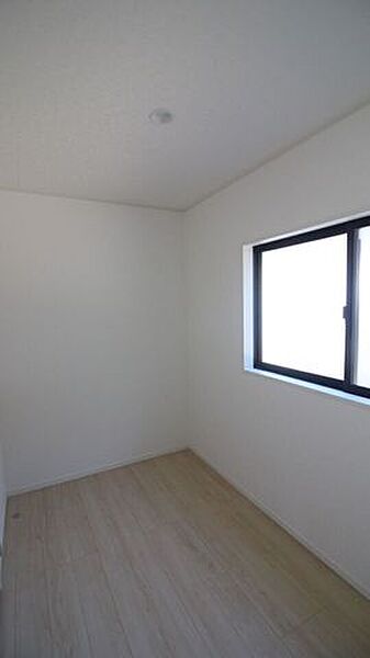 広々とした収納スペースがございます。使用頻度が少ない物も、たくさん収納できそうですね。
