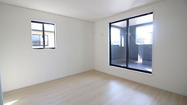 ＊8帖洋室＊1部屋広いお部屋があるとうれしいですね。全居室に収納付きです。