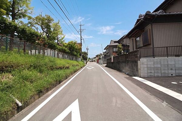 約5.9ｍの広い前面道路。見通しが良く車の出し入れや駐車も楽々で、運転が苦手な方も安心の開放感です。