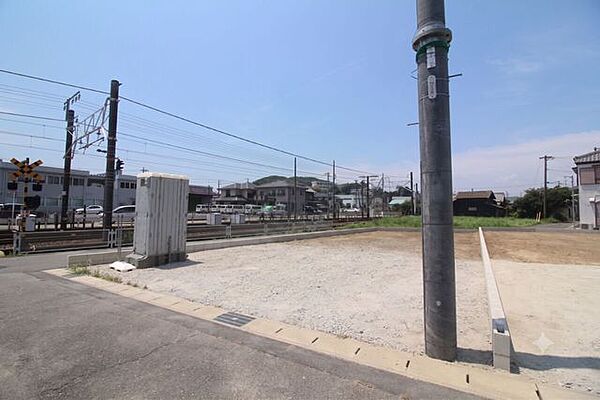 深溝小学校まで徒歩約7分でお子様の通学も安心な立地です。