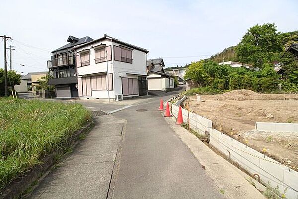 ＊西側前面道路＊幅員約4ｍです。軽自動車やコンパクトカーなど小回りの利くお車での通行が便利です。