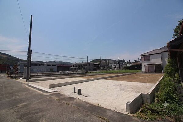 3区画の分譲地です。新生活を同じ時期にスタートさせることが多く困った時にも心強いですね。