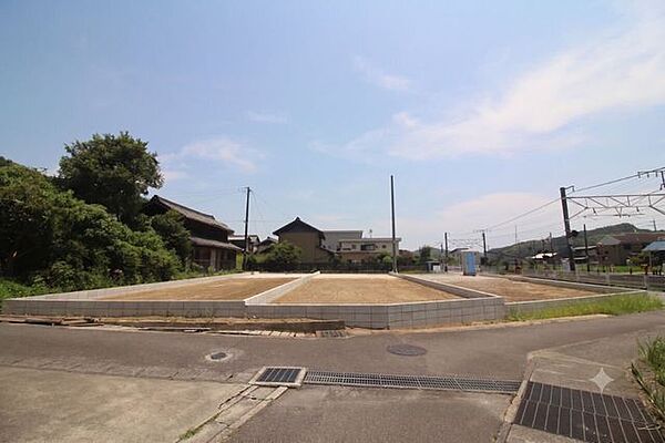 3区画の分譲地です。新生活を同じ時期にスタートさせることが多く困った時にも心強いですね。