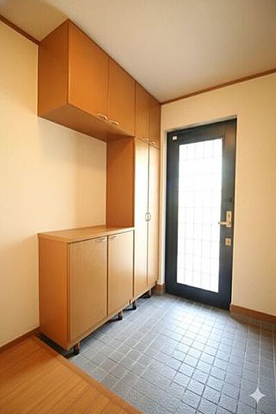 明るくて清潔感溢れる玄関。便利な下駄箱収納付きです♪散らかりがちな玄関もすっきりと片付きます。（CG加工の為、現況と異なります。）