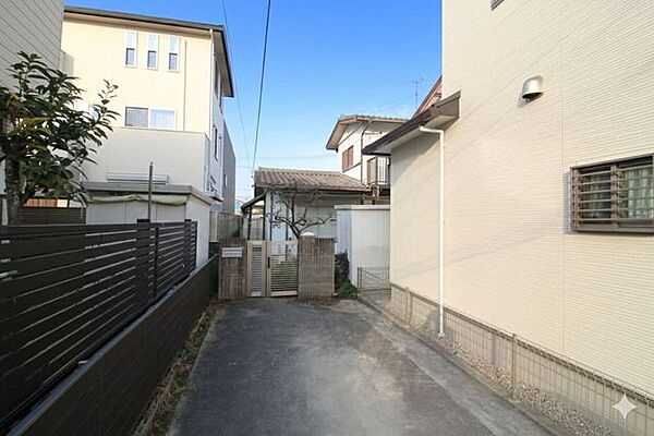 スーパーや薬局、コンビニまで徒歩圏内で周辺環境も充実して、住みやすい住環境です。