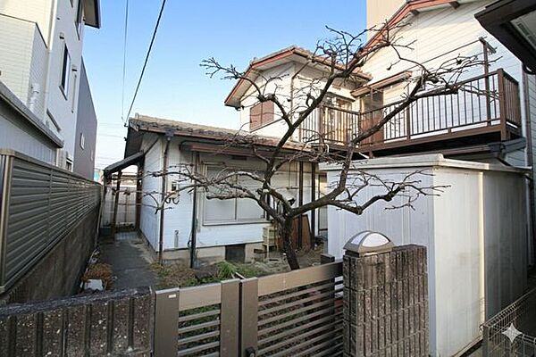 道路と十分な奥行きを生かし、プライベート性の高いお住まいになりそうです。奥まった敷地が、家族だけの静かで贅沢な時間を守ってくれます。