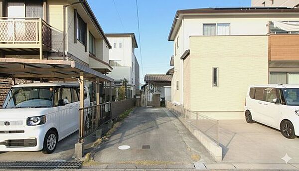 道路から奥まっているため、騒音などが気になりにくいです。また、道路への飛び出しを防ぎやすく、安心して子育てができそうです。