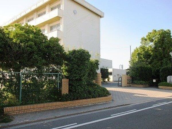 北中学校岡崎市上里町にある公立の中学校です！ 1700m
