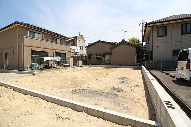 広幡小学校まで徒歩約1分、城北中学校まで徒歩約12分です。お子様の通学も安心です。