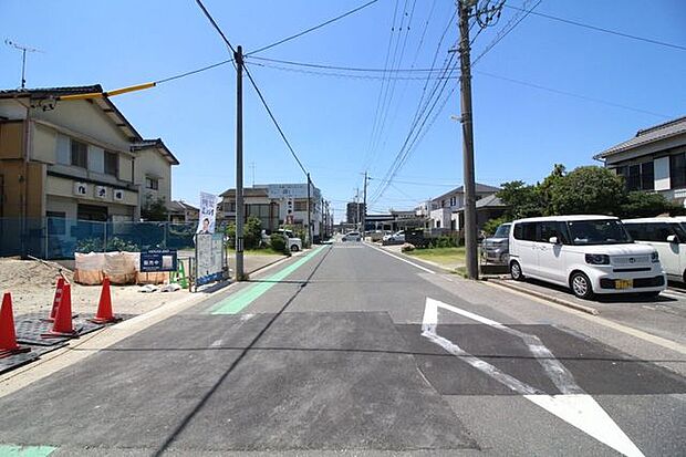 前面道路幅員約8mです。対向車がきてもすれ違うことができるので安心ですね。