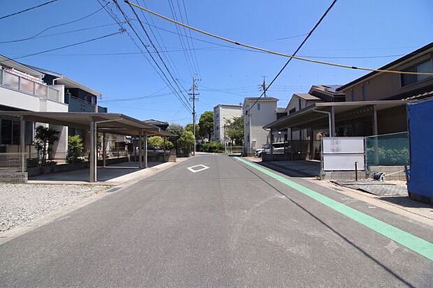 前面道路幅員約8mです。対向車がきてもすれ違うことができるので安心ですね。
