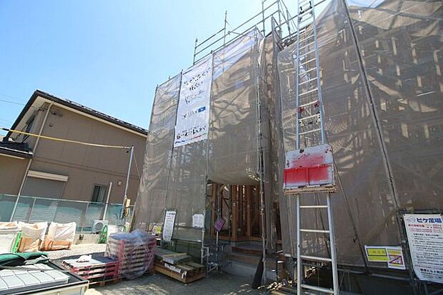 広幡小学校まで徒歩約1分、城北中学校まで徒歩約12分です。お子様の通学も安心です。