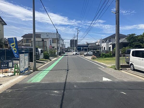 前面道路幅員約8ｍです。対向車がきてもすれ違うことができるので安心ですね。