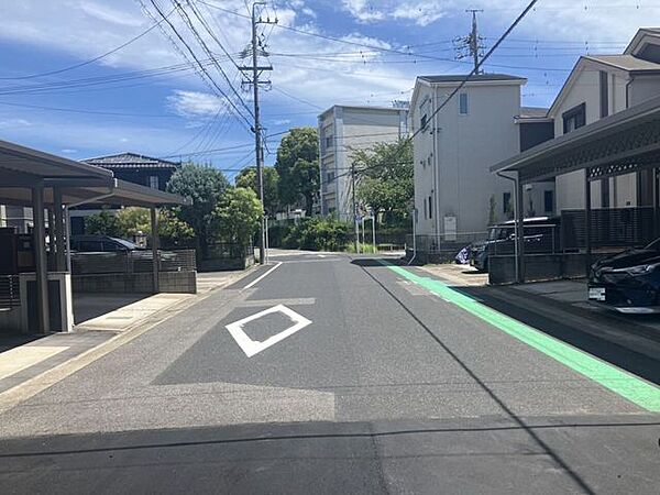 前面道路幅員約8ｍです。対向車がきてもすれ違うことができるので安心ですね。