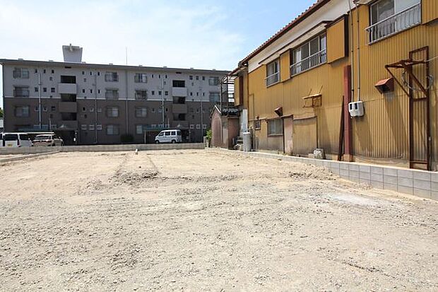 広幡小学校まで徒歩約1分、城北中学校まで徒歩約12分です。お子様の通学も安心です。