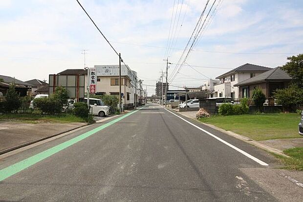 前面道路幅員約8mです。対向車がきてもすれ違うことができるので安心ですね。