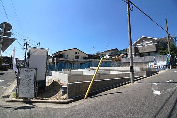 小学校まで徒歩10分圏内、中学校までは徒歩5分圏内なのでお子様の通勤にも安心な立地となります。