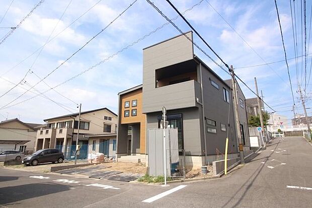 小・中学校が近く通学も安心。子育て世代に嬉しい環境で、学校行事への参加もスムーズ。家族の思い出が増える立地です。