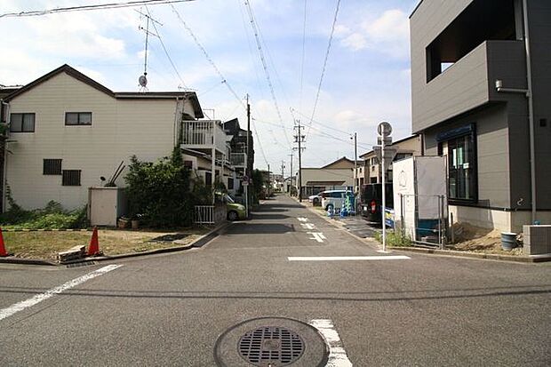 ＊東側前面道路＊車との距離もしっかり保てる、家族に優しい環境です。
