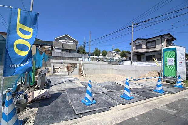 前面道路の交通量が少ないので駐車時も安心ですね。