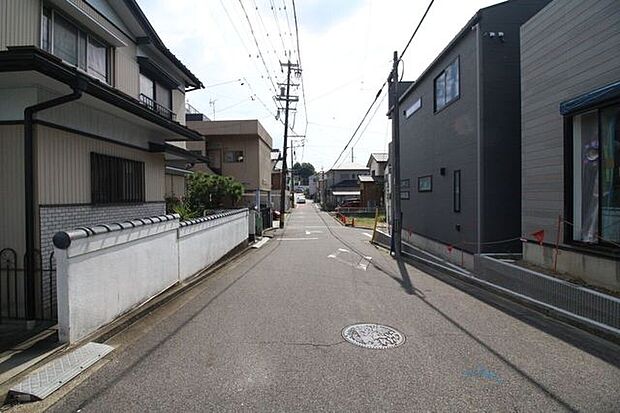 ＊南側前面道路＊生活利便性とアクセスの良さを兼ね備えた、バランスの取れた立地です