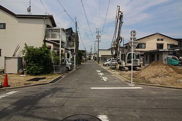 ＊南側前面道路＊生活利便性とアクセスの良さを兼ね備えた、バランスの取れた立地です
