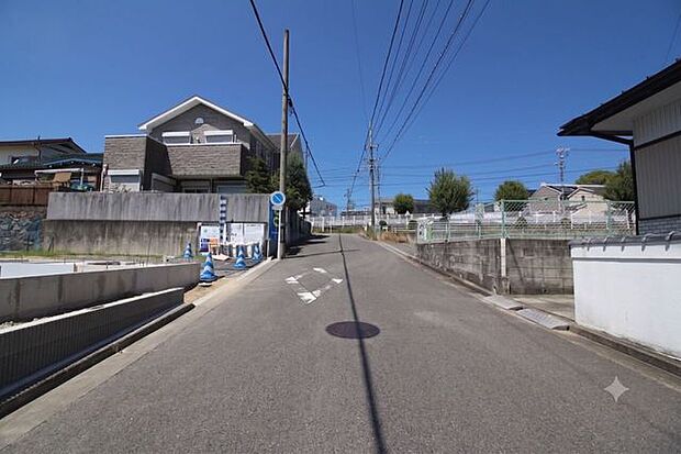 *東側前面道路*車との距離もしっかり保てる、家族に優しい環境です。