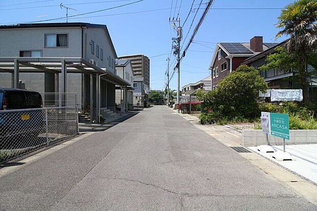 前面道路約5.9ｍ！！広々としており、車通りも少ないため安心です◎お子様とのお散歩の際も、手を繋いで並んで歩くことができそうですね♪