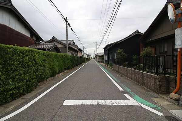 ＊西側前面道路＊道路幅約5.3ｍ、間口約27.27ｍです。