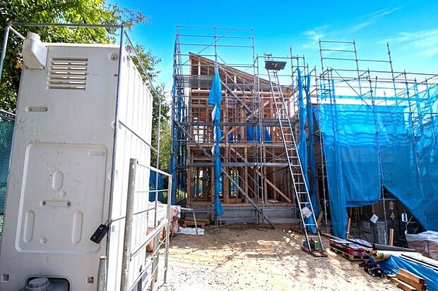 落ち着いた住宅街に位置し、穏やかな住環境。日々の暮らしをゆったりと過ごせる立地です。