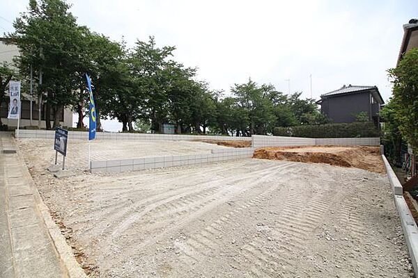 学校が身近にあり、お子様の通学にも安心の立地。家族みんなが落ち着いて暮らせる環境です。