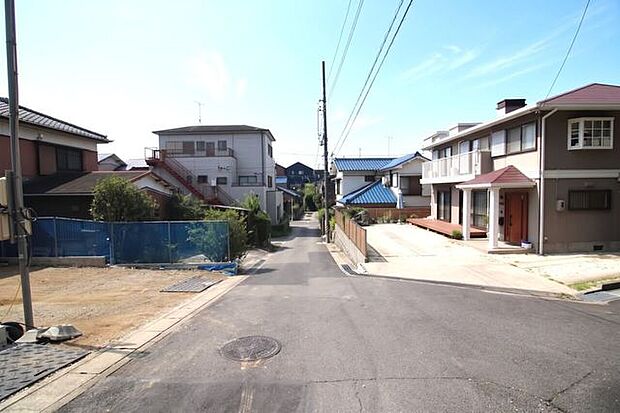 *北側前面道路*子育て環境にはぴったりな落ち着いた雰囲気の閑静な住宅地。車の通りも少なく、お子様との散歩も安心して楽しめる場所です。