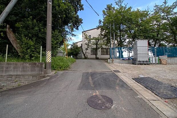 *北側前面道路*市民ホームや宇頭公園がすぐ近くにあり落ち着いた住環境です。