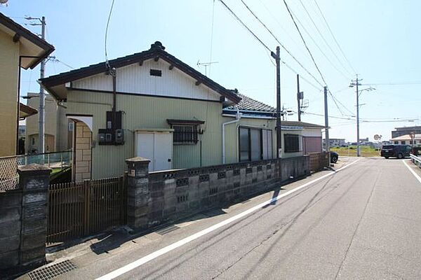 前面道路は広々としております。対向車がきてもすれ違うことができるので安心です。